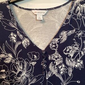 NWT. Liz Claiborne Women’s V neck short sleeve top. Size XL.